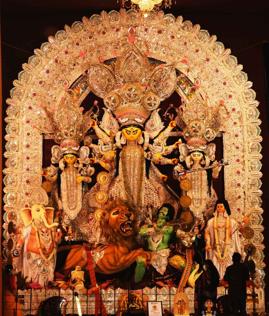 El festival de Navaratri en honor a la diosa Durga.