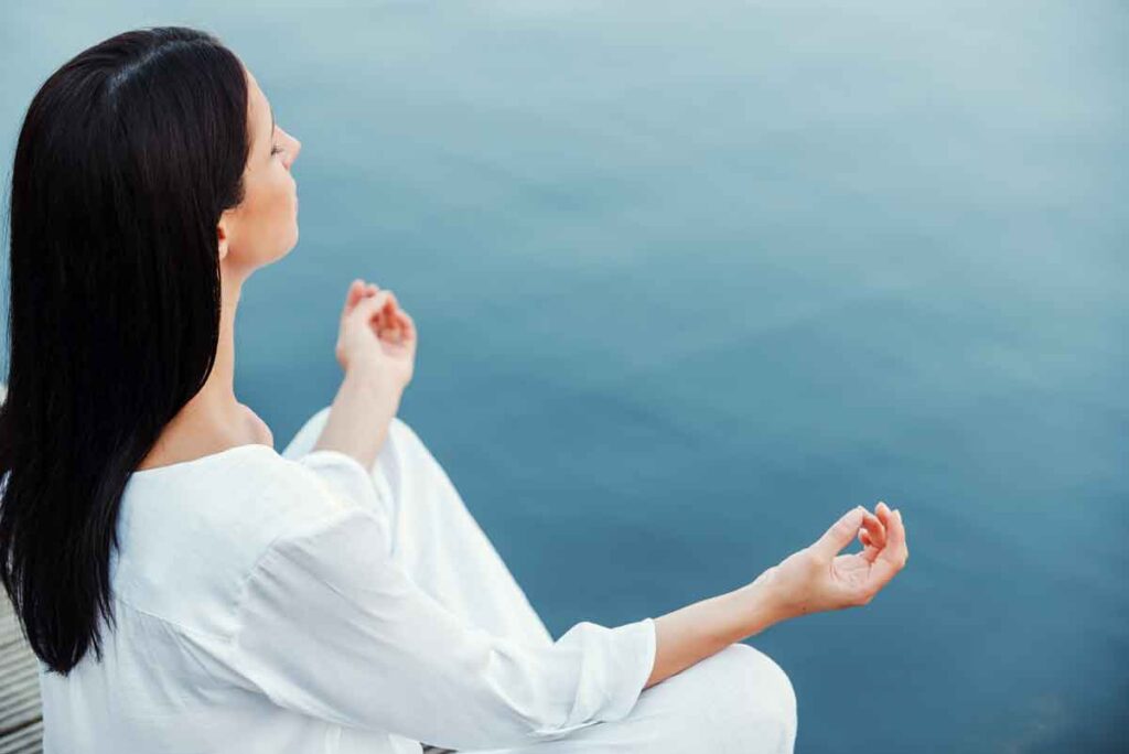 Meditación en el mantra OM o AUM, el sonido primordial del universo en el hinduismo.